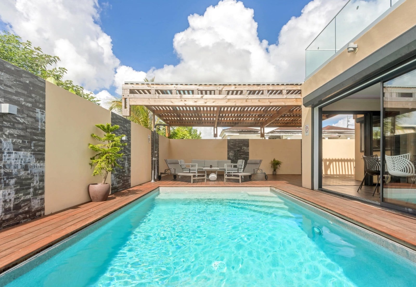 La piscine chauffée et sa terrasse en bois