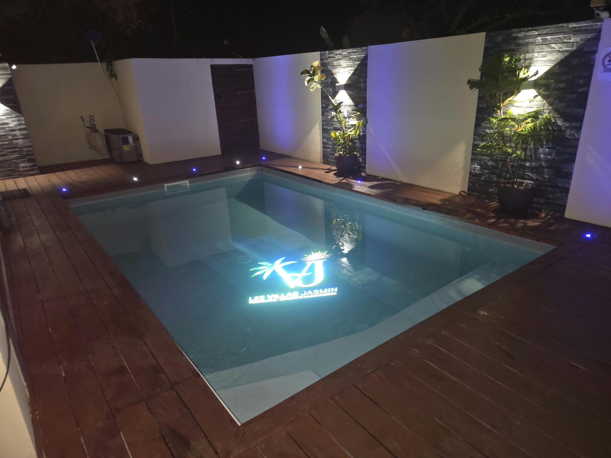 La piscine et la pergola le soir